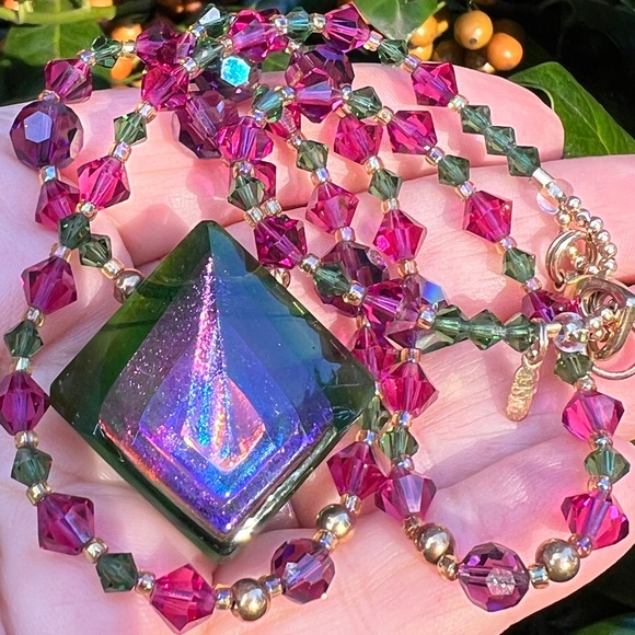 VINTAGE DESIGNER SHIMMERING RAINBOW PEACOCK GLASS PENDANT NECKLACE HEART LOCK